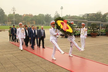 Đoàn công tác Tổng cục Nội vụ thành phố Moskva, Liên bang Nga dâng hoa tưởng niệm, vào Lăng viếng Chủ tịch Hồ Chí Minh.