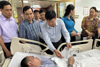 Phó Chủ tịch Tổng Liên đoàn Lao động Việt Nam Phan Văn Anh và Chủ tịch Công đoàn Than-Khoáng sản Việt Nam Lê Thanh Xuân trao hỗ trợ công nhân bị thương do cháy khí metan.