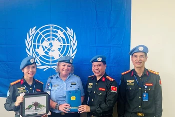 Tư lệnh Cảnh sát Phái bộ Gìn giữ hòa bình Liên hợp quốc tại Nam Sudan (UNMISS) trao Bằng khen, Giấy khen tặng 3 sĩ quan Công an nhân dân Việt Nam.