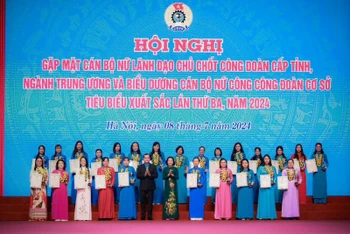 Phó Chủ tịch Quốc hội Nguyễn Thị Thanh và Chủ tịch Tổng Liên đoàn Lao động Việt Nam Nguyễn Đình Khang biểu dương các nữ cán bộ công đoàn chủ chốt tiêu biểu.