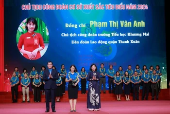 Các đồng chí: Nguyễn Đình Khang và Nguyễn Thị Tuyến trao tặng danh hiệu cán bộ công đoàn cơ sở tiêu biểu Thủ đô năm 2024.