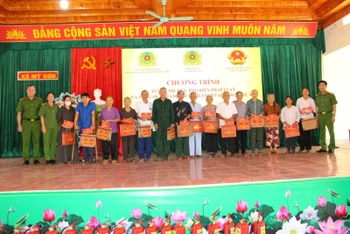 Đoàn công tác trao quà tặng thương binh, thân nhân liệt sĩ, gia đình chính sách trên địa bàn xã Mỹ Sơn, huyện Đô Lương.