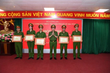 Trao bằng khen tặng tập thể, cá nhân xuất sắc trong công tác đấu tranh chống tội phạm ma túy.