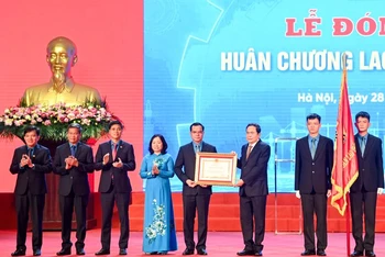 Chủ tịch Quốc hội Trần Thanh Mẫn trao Huân chương Lao động hạng Nhất cho Tổng Liên đoàn Lao động Việt Nam. (Ảnh: Duy Linh)