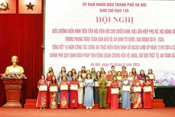 Chủ tịch Hội Liên hiệp Phụ nữ thành phố Hà Nội Lê Kim Anh và Thiếu tướng Nguyễn Hồng Ky, Phó Giám đốc Công an thành phố Hà Nội trao Bằng khen tặng các tập thể, cá nhân.