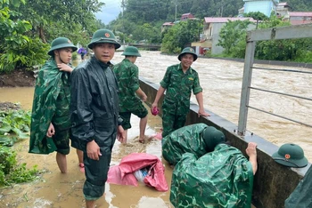 Bộ đội biên phòng Lạng Sơn tham gia chống bão số 3.