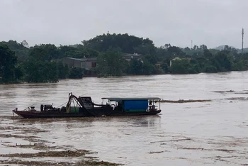 Hai tàu đã được lai dắt thành công vào bờ.