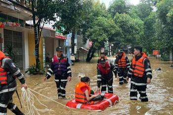 200 cán bộ, chiến sĩ thuộc Trung đoàn Cảnh sát cơ động Tây Bắc tại Lào Cai và Yên Bái.