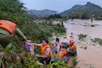 Lực lượng Công an cứu hộ người dân bị ảnh hưởng bởi lũ.