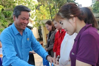 Phó Chủ tịch Tổng Liên đoàn Lao động Việt Nam Huỳnh Thanh Xuân tặng quà công nhân trước giờ lên tàu về quê đón Tết Giáp Thìn 2024.