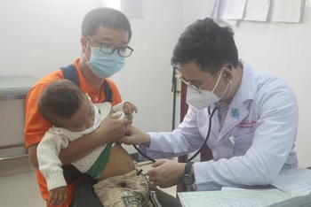 Bác sĩ Bệnh viện Đại học Y Dược Thành phố Hồ Chí Minh khám sàng lọc bệnh tim bẩm sinh cho trẻ em tại Trà Vinh.
