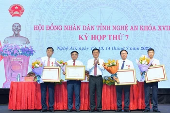 Trao huân chương lao động cho bốn cá nhân lãnh đạo ngành và địa phương của tỉnh Nghệ An.