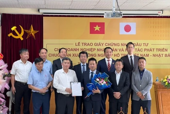 Đại diện lãnh đạo thành phố Hà Nội trao giấy chứng nhận đầu tư và ra mắt Công ty TNHH sản xuất Onaga Việt Nam. (Ảnh: CTV)