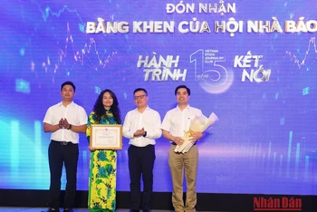 Đồng chí Lê Quốc Minh trao bằng khen của Hội Nhà báo Việt Nam cho đại diện Câu lạc bộ. (Ảnh: THÀNH ĐẠT)