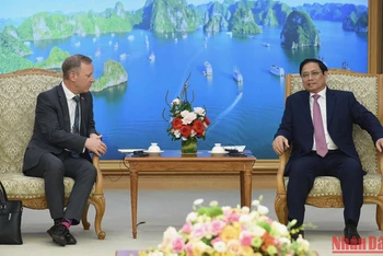 Thủ tướng Phạm Minh Chính tiếp Đại sứ Liên hiệp Vương quốc Anh và Bắc Ireland tại Việt Nam Gareth Ward. (Ảnh: TRẦN HẢI)