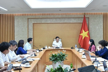 Phó Thủ tướng Chính phủ Lê Minh Khái họp với Ngân hàng Nhà nước và các bộ ngành về việc triển khai gói hỗ trợ lãi suất 2%. (Ảnh: VGP)