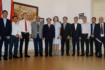 Đại sứ đặc mệnh toàn quyền Cộng hòa Cuba tại Việt Nam và Thứ trưởng Nguyễn Văn Sinh chụp ảnh lưu niệm cùng các doanh nghiệp. (Ảnh: Bộ Xây dựng)