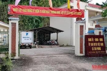 Trụ sở Ủy ban nhân dân xã Tân Phong không thấy thông tin niêm yết của Công ty đấu giá hợp danh Tây Bắc-Việt Nam.