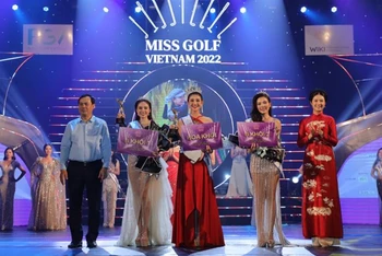 Tổng Cục trưởng Tổng Cục Du lịch Nguyễn Trùng Khánh và Hoa hậu Ngọc Hân trao chứng nhận cho top 3 thí sinh xuất sắc nhất cuộc thi “Miss Golf Việt Nam 2022”.