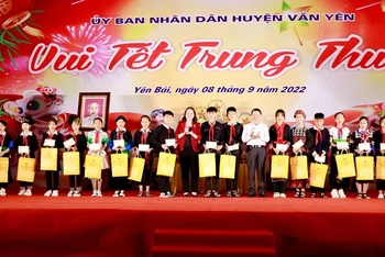 Phó Chủ tịch nước Võ Thị Ánh Xuân vui Tết Trung thu với học sinh Yên Bái