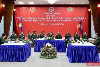 Quang cảnh hội đàm giữa Bộ trưởng Quốc phòng ba nước Lào, Việt Nam, Campuchia.