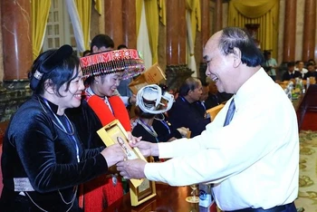 Chủ tịch nước bày tỏ ấn tượng tại Cao Bằng ngày càng xuất hiện nhiều tấm gương tiêu biểu, đi đầu trong các phong trào thi đua yêu nước, chương trình giảm nghèo bền vững. (Ảnh: TTXVN)