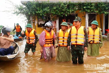 Các đồng chí lãnh đạo tỉnh và các ban, ngành vượt lũ đến thăm hỏi, động viên người dân vùng ngập nặng tại xã Quảng Phước (Quảng Điền).