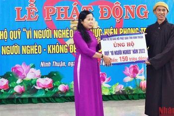 Đại diện lãnh đạo Ủy ban Mặt trận Tổ quốc Việt Nam tỉnh Ninh Thuận tiếp nhận ủng hộ Quỹ “Vì người nghèo” năm 2022 tại lễ phát động.