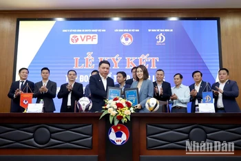Lãnh đạo VFF và Tập đoàn thể thao Động Lực tại lễ ký kết tài trợ.
