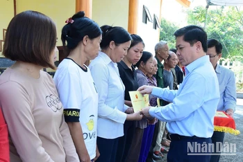 Đồng chí Nguyễn Văn Thể, Ủy viên Trung ương Đảng, Bí thư Đảng ủy Khối các cơ quan Trung ương tặng quà các gia đình có hoàn cảnh khó khăn tại xã Minh Thanh.