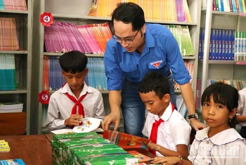 “Tủ sách Đinh Hữu Dư” đến với học sinh dân tộc thiểu số vùng khó khăn của tỉnh Đắk Lắk