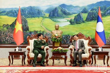 Tổng Bí thư, Chủ tịch nước Lào Thongloun Sisoulith tiếp Đại tướng Lương Cường. (ẢNH: TRỊNH DŨNG)