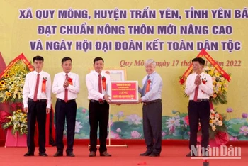 Đồng chí Đỗ Văn Chiến tặng quà và tham gia ngày hội đại đoàn kết toàn dân tộc tại xã Quy Mông.