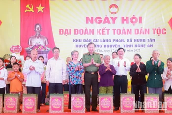Đại tướng Tô Lâm tặng quà cho người dân ở làng Phan và huyện Hưng Nguyên.