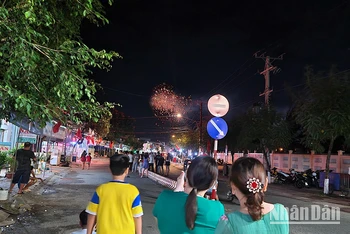 Người dân đổ dồn ra thị trấn Đầm Dơi, huyện Đầm Dơi, tỉnh Cà Mau xem pháo hoa mừng năm mới.