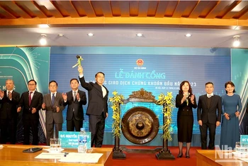 Thứ trưởng Bộ Tài chính Nguyễn Đức Chi thực hiện nghi thức đánh cồng khai trương phiên giao dịch chứng khoán đầu năm 2023