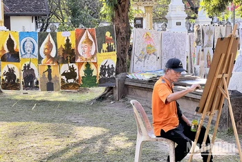 Những bức tranh được họa sĩ bày bán tại một địa điểm du lịch ở thủ đô Vientiane, Lào. (ẢNH: TRỊNH DŨNG)