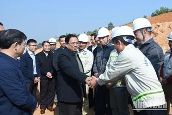 Thủ tướng Phạm Minh Chính kiểm tra tình hình triển khai dự án, chúc Tết cán bộ, công nhân viên tham gia dự án tại công trường thuộc địa phận tỉnh Phú Thọ.
