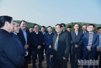 [Ảnh] Thủ tướng Phạm Minh Chính kiểm tra Dự án đầu tư xây dựng đường cao tốc Tuyên Quang-Phú Thọ