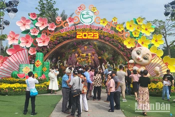 Rất đông du khách tham quan đường hoa Tết Quý Mão Cần Thơ 2023.