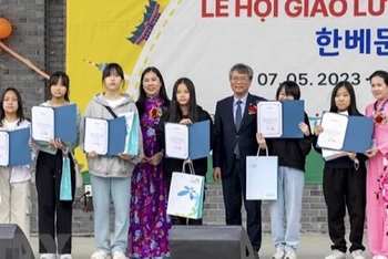 Ngày hội “Giao lưu Văn hóa Việt-Hàn” đã được tổ chức trang trọng tại quảng trường trung tâm thành phố Uijeongbu thuộc tỉnh Gyeongy ngày 7/5 với sự tham gia của đông đảo cộng đồng người Việt Nam đang sinh sống và làm việc tại Hàn Quốc. (Ảnh: TTXVN)