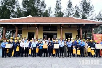 Phó Chủ tịch nước Võ Thị Ánh Xuân tặng quà cho công nhân, người lao động ngành than.