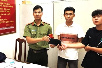 Hai thiếu niên Phước và Danh bàn giao tài sản nhặt được cho Công an huyện Ea Súp để trả lại cho người đánh rơi. 