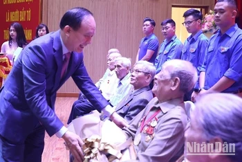 Quận Hai Bà Trưng, Hà Nội trao tặng Huy hiệu Đảng đợt 19/5.
