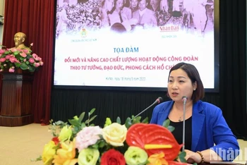 Đồng chí Lê Thị Tường Thu, Chủ tịch Công đoàn Bộ Kế hoạch và Đầu tư trình bày tham luận tại buổi tọa đàm. (ẢNH: THÀNH ĐẠT)