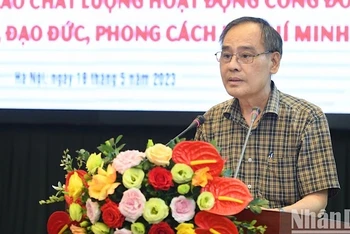 Đồng chí Bùi Xuân Ngọc, Phó Chủ tịch Công đoàn Bộ Tài Chính trình bày tham luận. (ẢNH: THÀNH ĐẠT)