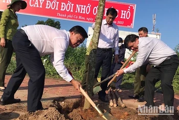 Chủ tịch Ủy ban nhân dân tỉnh Cà Mau Huỳnh Quốc Việt (bìa trái) và Phó Bí thư Thường trực Tỉnh ủy Phạm Thành Ngại (bìa phải) trồng cây sau lễ phát động.