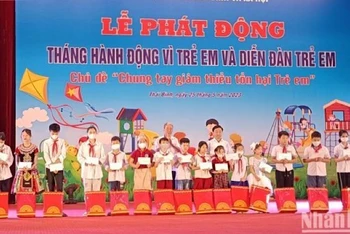 Tặng quà cho 80 trẻ em có hoàn cảnh khó khăn tỉnh Thái Bình.
