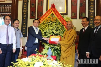 Phó Thủ tướng Trần Lưu Quang cùng các đại biểu chúc mừng tại chùa Phật tích, huyện Tiên Du, tỉnh Bắc Ninh.