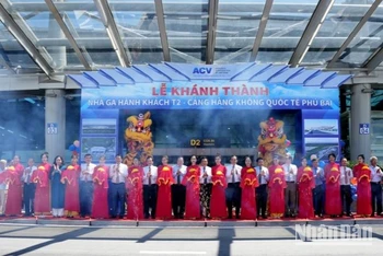 Nghi thức cắt băng khánh thành nhà ga hành khách T2 tại Cảng Hàng không quốc tế Phú Bài.